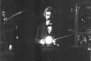 Рис. 2. Эксперимент, демонстрирующий прохождение тока высокого напряжения сквозь тело и затем, как тот же ток зажигает электрическую лампочку. Спираль над резонансной катушкой держит Сэмьюэль Клеменс — Марк Твен; Тесла стоит сзади