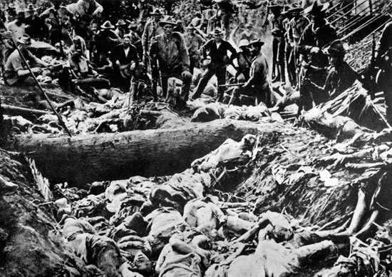 Американцы позируют на фоне своих жертв