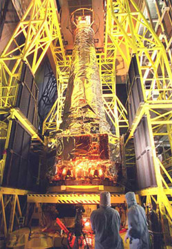 Орбитальная рентгеновская обсерватория «Чандра», названная в честь нобелевского лауреата Субрахманьяна Чандрасекара, один из основных инструментов, способных обнаруживать черные дыры. Делать это можно на очень больших расстояниях&nbsp;— по характерной рентгеновской «подписи» (фото с сайта www.space-technology.com)