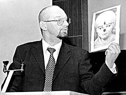 Эрнст Мулдашев демонстрирует фотографию десантника в шлеме из зеркал времени