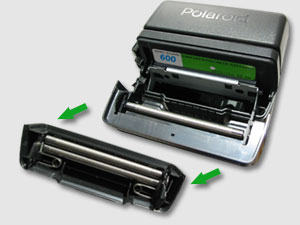 Приспособление, которое способно равномерно раскатать фотокарточку "Polaroid" с двух сторон, чтобы карточка смогла проявиться.