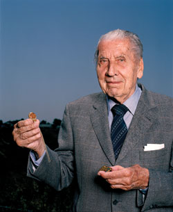 На этой фотографии, сделанной в августе 2005 г., Дельгадо держит два устройства, имплантируемых в мозг. Некогда он писал, что вместо древнего призыва «Познай самого себя» человечество должно поставить перед собой новую задачу – «Создай самого себя».