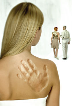 Когда испытуемая видела, как дотрагиваются до кого бы то ни было, ей казалось, будто она чувствует прикосновения в том же месте. При этом она думала, что все остальные ощущают то же самое.