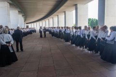 Вальс Победы был озвучен хором старушек “Московское долголетие”.