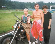 Япония. Горный с женой и переводчицей (сидит на мотоцикле) после съемок фильма о нем, который сделали японские документалисты. 1998 год