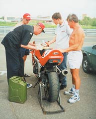 За ремонтом мотоцикла, на котором Ю. Горный выступал с номером 'вождение без контакта'. 1998 год