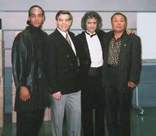 Юрий Горный (второй слева) среди четверки финалистов-победителей телевизионного конкурса Феномен планеты (1994 год). Всего в конкурсе приняли участие 700 исполнителей из всех стран мира
