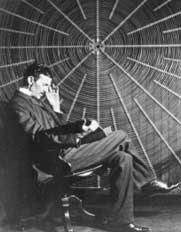Рис. 3. Н.Тесла возле спиралевидного секундомера высокочастотного трансформатора с книгой Гудьера Бошковича: «Theoris Philosopiae Naturalis»