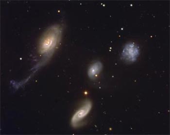 Порой галактики собираются группами по четыре или по восемь штук в относительно малой области пространства. Рассматривая их, астрономы изучают особенности взаимодействия галактик. В верхнем правом углу — галактика М87