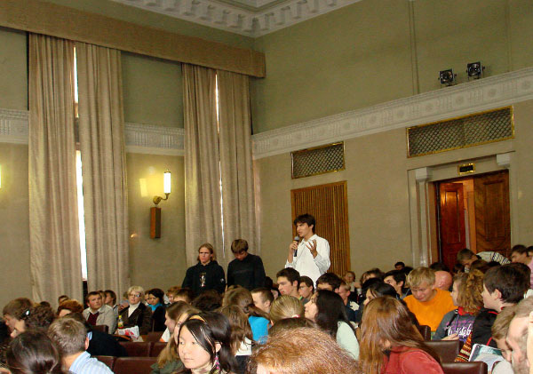 Из желающих задать вопрос Игорю Иванову выстроилась целая очередь. 11 сентября 2007 года. Москва, ФИАН (Фото © Ю. А. Лебедев)