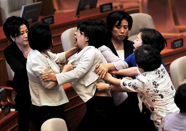 Если вы не заметили, как кого-то били в южнокорейском парламенте,— упирайте потом в полиции на неспособность к мультитаскингу и «ненамеренную слепоту». (Фото Newsis / Xinhua Press / Corbis.)