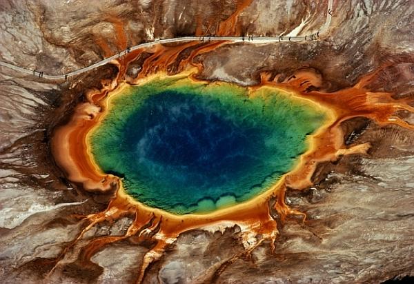 Геотермальный водоём в Йеллоустонском национальном парке (фото Paul Chesley / Getty Images).