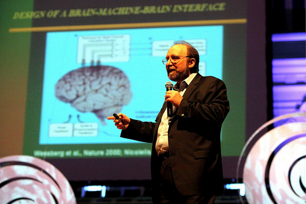 Мигель Николелис, один из ведущих современных нейробиологов, не верит в возможность электронного воспроизведения человеческого мозга. (Фото <noindex><a target=_blank href=http://www.flickr.com/photos/fronteirasweb/>fronteirasweb</a></noindex>.)
