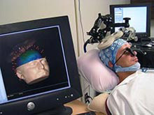 Испытуемые подвергались транскраниальной магнитной стимуляции — воздействию коротких электрических импульсов на небольшие участки мозга (фото с сайта www.wisc.edu)